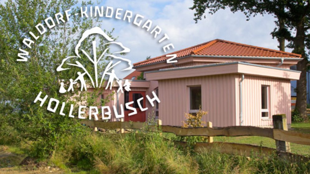 Hinter einem Holzzaun steht ein kleines rosa Gebäude mit rotem Dach; auf dem Bild sind der Waldorf-Kindergarten Hollerbusch und ein Baum-Logo zu sehen. Im Hintergrund sind blauer Himmel und Grünflächen zu erkennen.